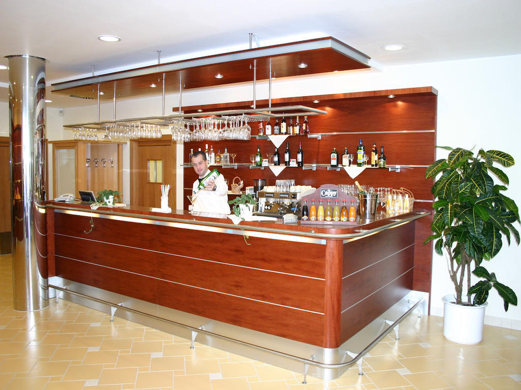 Ramada Airport Hotel Praag Restaurant foto